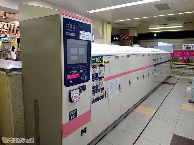 エレベーターの裏側にたくさんコインロッカーがあります