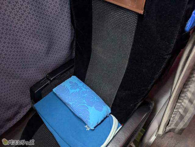 各シートにはブランケットと腰ピロー