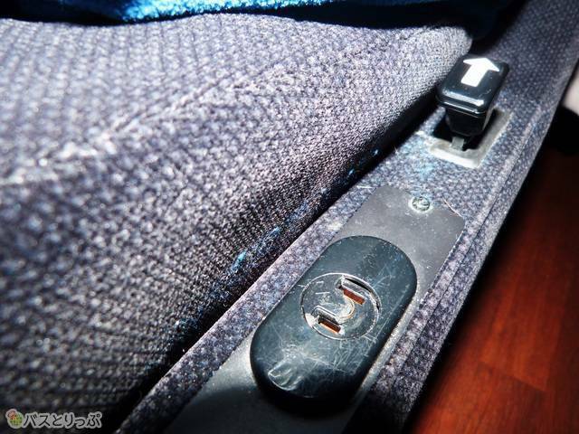 コンセントは各座席の脇に