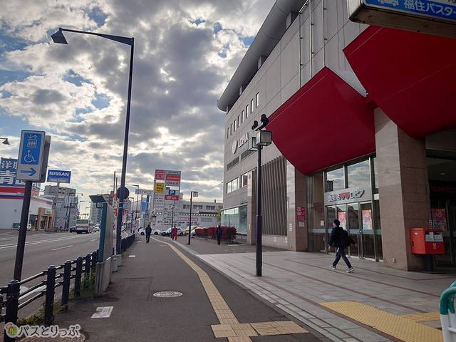 右手にはロピアが