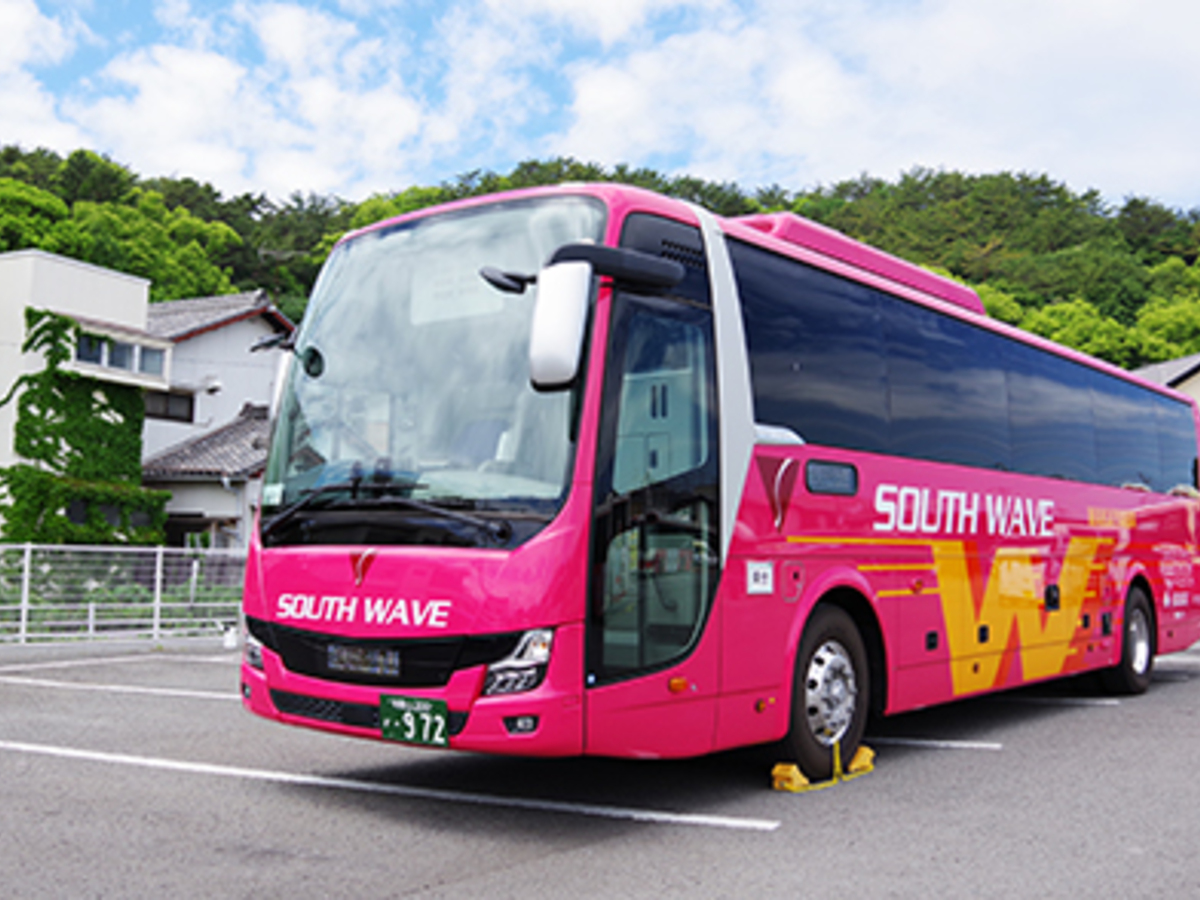 4レーンのカーテンが嬉しい3列シート！ 和歌山バス「サウスウェーブ号