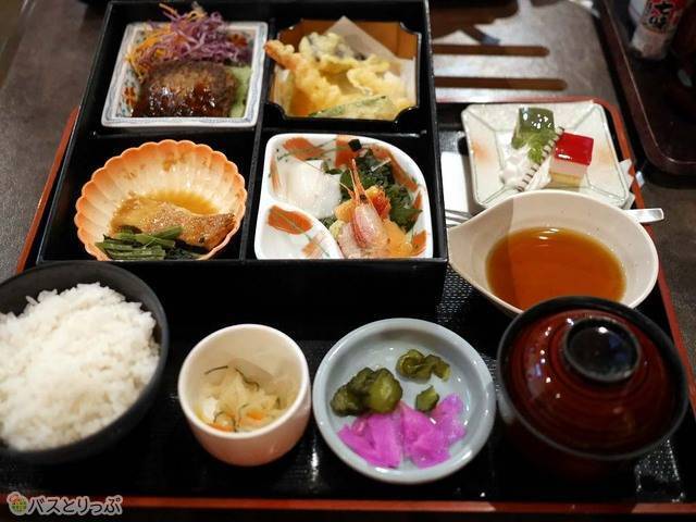 「食楽亭あかり」のメニュー。ラーメンなどの軽食からしっかり食べられる定食まで揃う