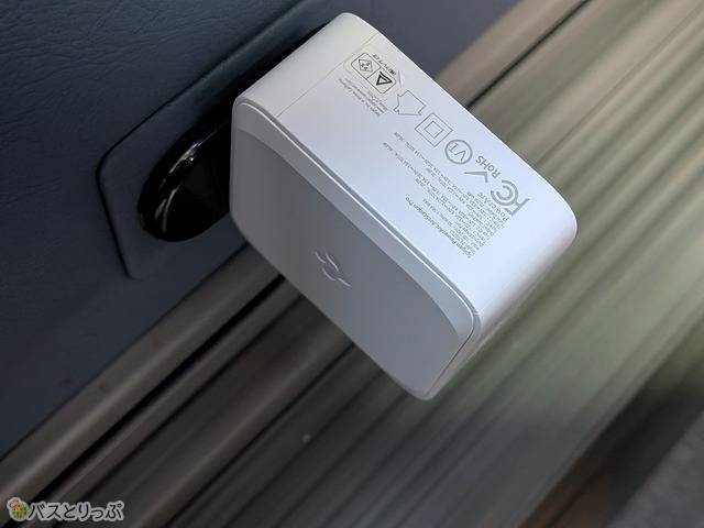 差し込み口にプラグがしっかりと固定され充電準備完了
