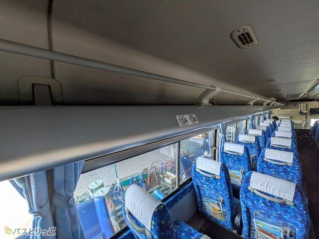 お土産や手荷物は頭上の棚へ