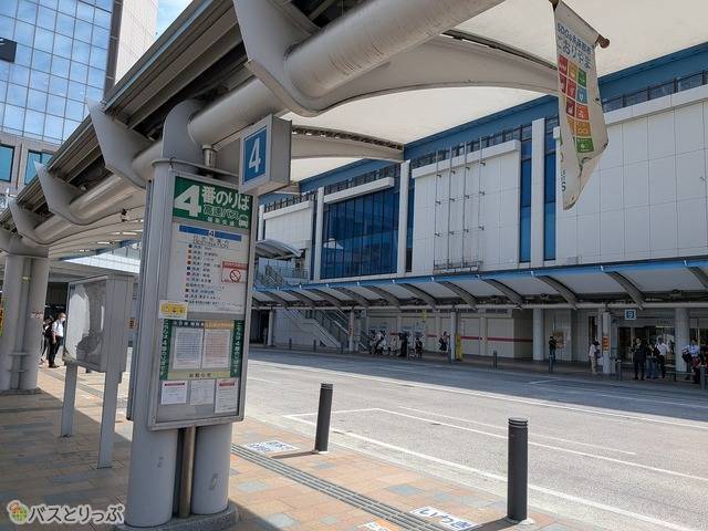 高速バス乗り場は4番