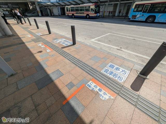 行き先の書いたラインで待ちます