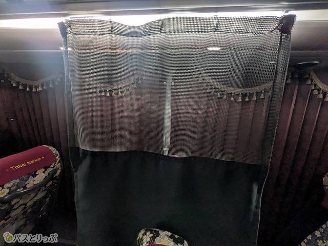 隣の視線が気にならないセパレートカーテン