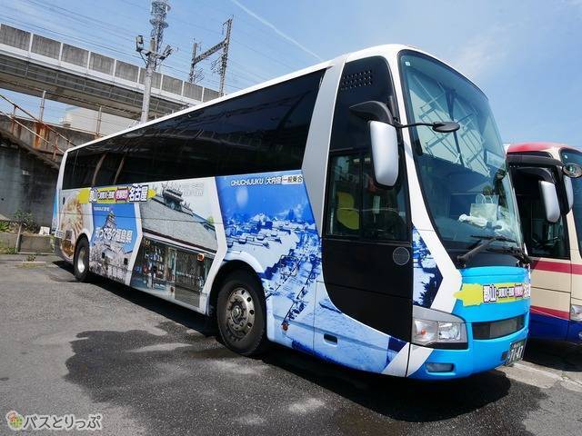 福島の観光スポットが鮮やかに彩られた華やかなラッピング車両