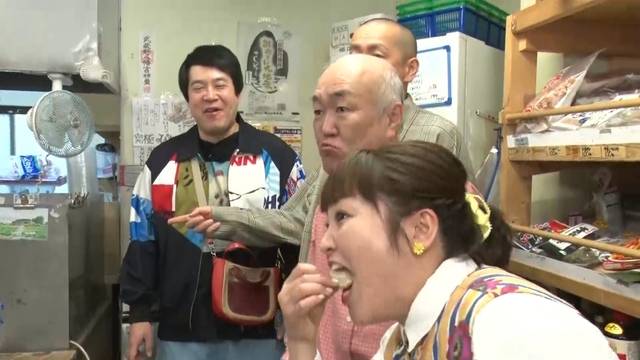 薩摩しぼりを頬張る一行