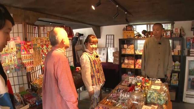  駄菓子を選ぶ一行