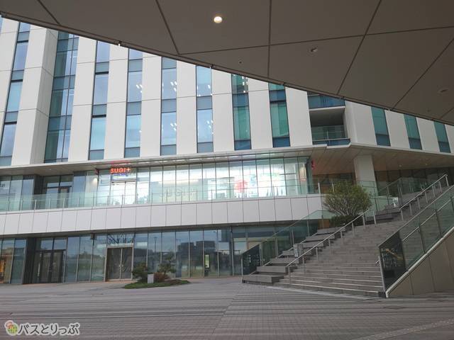 写真右手にある階段を利用しましょう