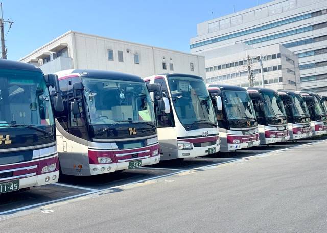 営業所に並ぶ阪急高速バス（提供：阪急観光バス）