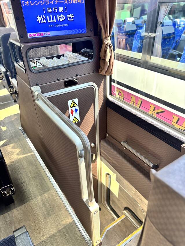 トイレは車内中央に（提供：阪急観光バス）
