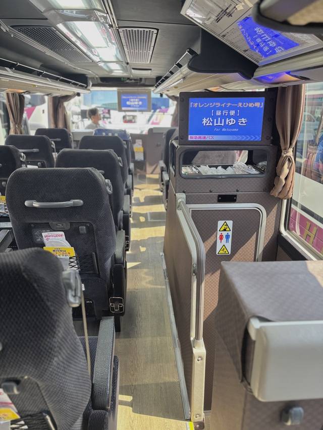 車内中央のモニター（提供：阪急観光バス）