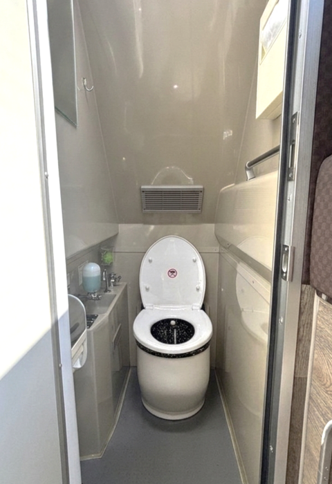 トイレ内部（提供：阪急観光バス）