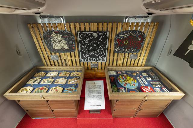 座席後方には、ミニ美術館が！（画像提供：琴平バス）
