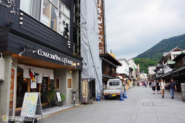 Kotori Coworking ＆ Hostel琴平のすぐ前が金刀比羅宮の表参道