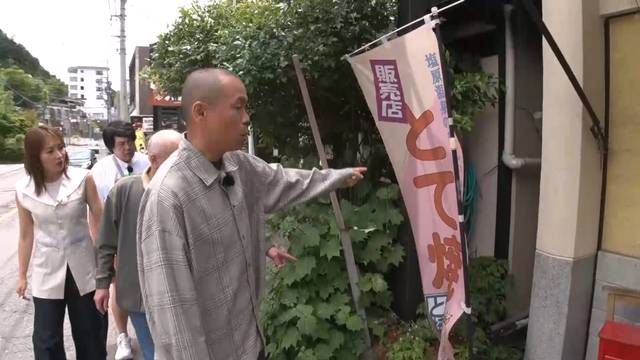 温泉郷を歩く一行