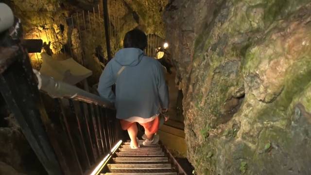  『源三窟』に入る一行
