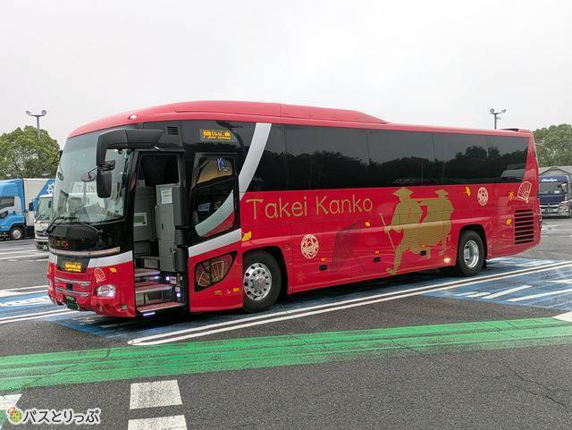 真っ赤な車体に描かれたカゴが目を引く外観
