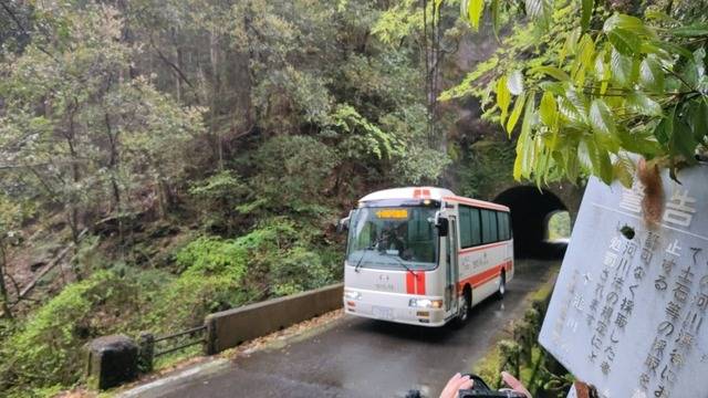 険道735号の十津川村営リエッセ(※画像提供:日本旅行)